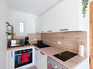 Réfrigérateur, micro-ondes, plaque de cuisson, lave-vaisselle