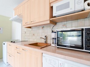 Fridge, microwave, stovetop, dishwasher - Beachfront 2-Room Apartment, Terrace, Parking, Sleeps 4 - Narbonne-Plage (Narbonne-Narbonne Plage-Narbonne Plage)