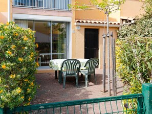 Outdoor dining - Beachfront 2-Room Apartment, Terrace, Parking, Sleeps 4 - Narbonne-Plage (Narbonne-Narbonne Plage-Narbonne Plage)