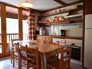 Frigorífico, microondas, horno y lavavajillas
