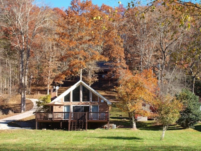 Riverside Escape - Cottage con encanto w / Fire Pit, WIFI, cubierta espaciosa, y mucho más!