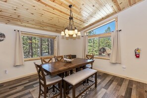 Dining - Luxury! Walk to Meadow Park & the Lake! Near Snow Summit! Foosball Table! Hot Tub! (Big Bear Lake)
