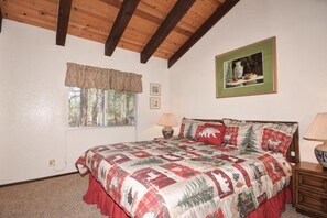 3 bedrooms, WiFi - Bond Chateau by Destination Big Bear : WiFi! Flat Screen TV! Foosball Table! Hot Tub! Propane Grill! (Big Bear Lake)