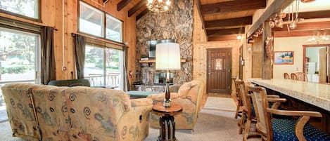 Televisor de pantalla plana, llar de foc, Netflix i futbolí