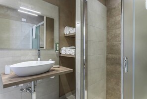 Double or Twin Room | Bathroom | Shower, free toiletries, bidet, towels - ViaMonti Hotel (Racale)