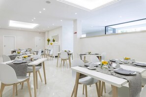 Tägliches inbegriffenes kontinentales Frühstück