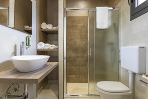 Double or Twin Room | Bathroom | Shower, free toiletries, bidet, towels - ViaMonti Hotel (Racale)