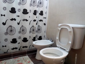 經典雙人房, 1 間臥室, 私人浴室 | 浴室 | 淋浴設備、免費盥洗用品