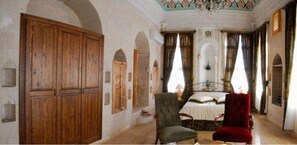 Desk, blackout drapes, soundproofing, iron/ironing board - Tatlidede Konagi Butik Otel (Mardin)