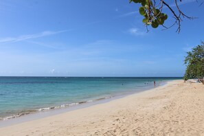 On the beach - Afreeka Beach Hostel & Music Bar (Las Terrenas)