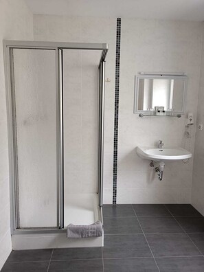 Classic Double or Twin Room | Bathroom | Free toiletries, hair dryer, towels, soap - Garni Hotel Post (Weissenstadt)