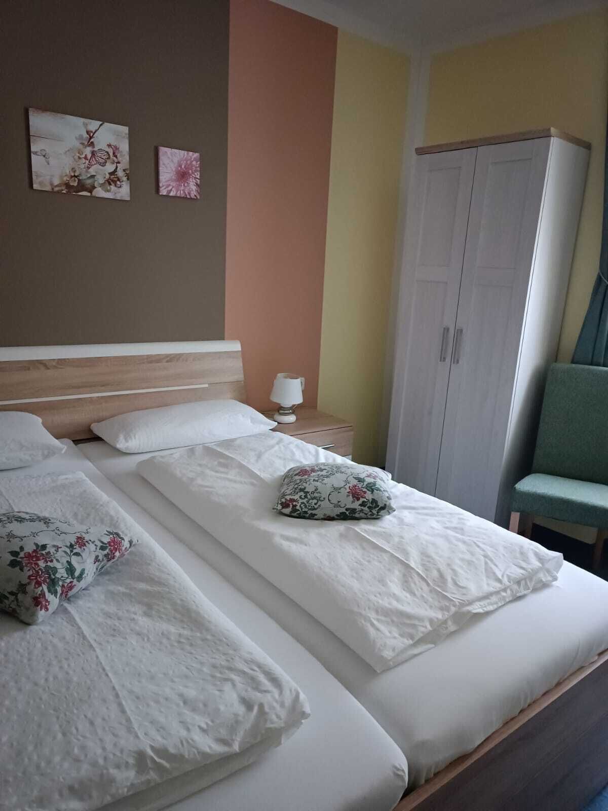 Classic-Doppel- oder -Zweibettzimmer | Schreibtisch, Verdunkelungsvorhänge, kostenloses WLAN, Bettwäsche