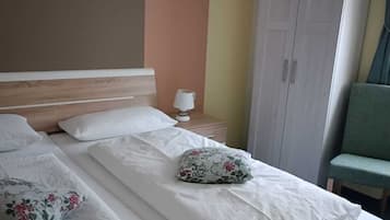 Classic-Doppel- oder -Zweibettzimmer | Schreibtisch, Verdunkelungsvorhänge, kostenloses WLAN, Bettwäsche