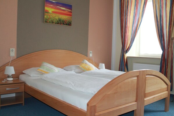 Basic Triple Room | Desk, blackout curtains, free WiFi, bed sheets