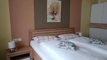 Classic Double or Twin Room | Desk, blackout drapes, free WiFi, bed sheets