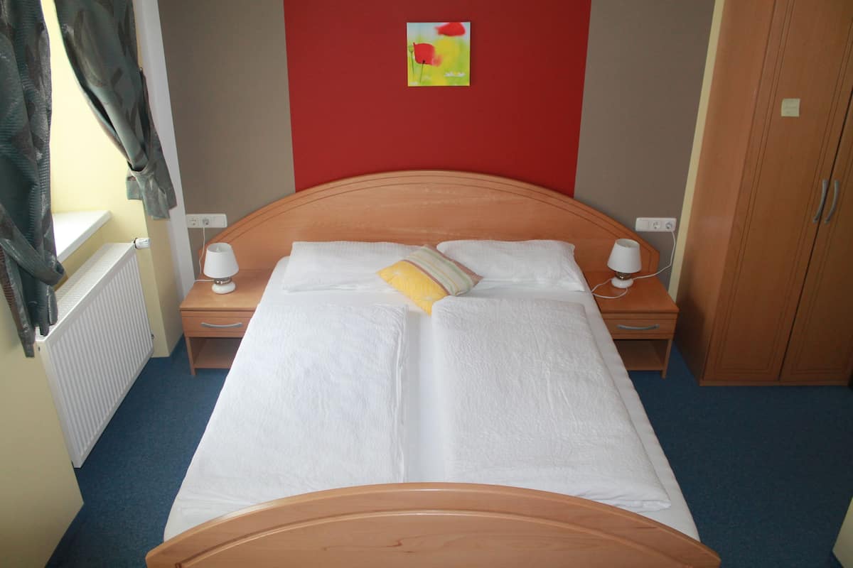 1 bedroom, desk, blackout curtains, free WiFi