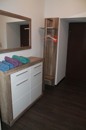 Bureau, rideaux occultants, Wi-Fi gratuit, draps fournis