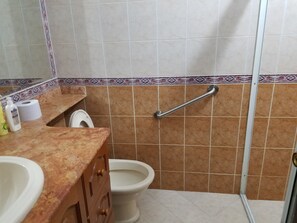 Standard Double Room,2 Single Beds | Bathroom