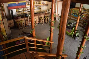 3 bares o lounges 