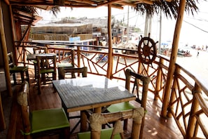 Se sirven desayunos, almuerzos y cenas; con vista a la playa