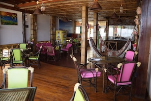 Petit déjeuner, déjeuner et dîner servis sur place, vue sur la plage