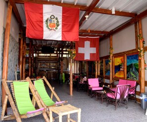 Frokost og lunsj serveres, peruanske retter, utsikt mot stranden 