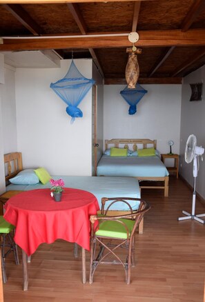 Individually decorated, individually furnished, free WiFi, bed sheets - La Pachamama (Máncora)