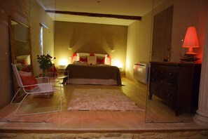 Chambre Double, 1 trĂšs grand lit, bain Ă remous