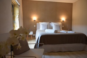 Quarto casal, 1 cama King, banheira de imersão | Roupas de cama premium, individualmente decorados