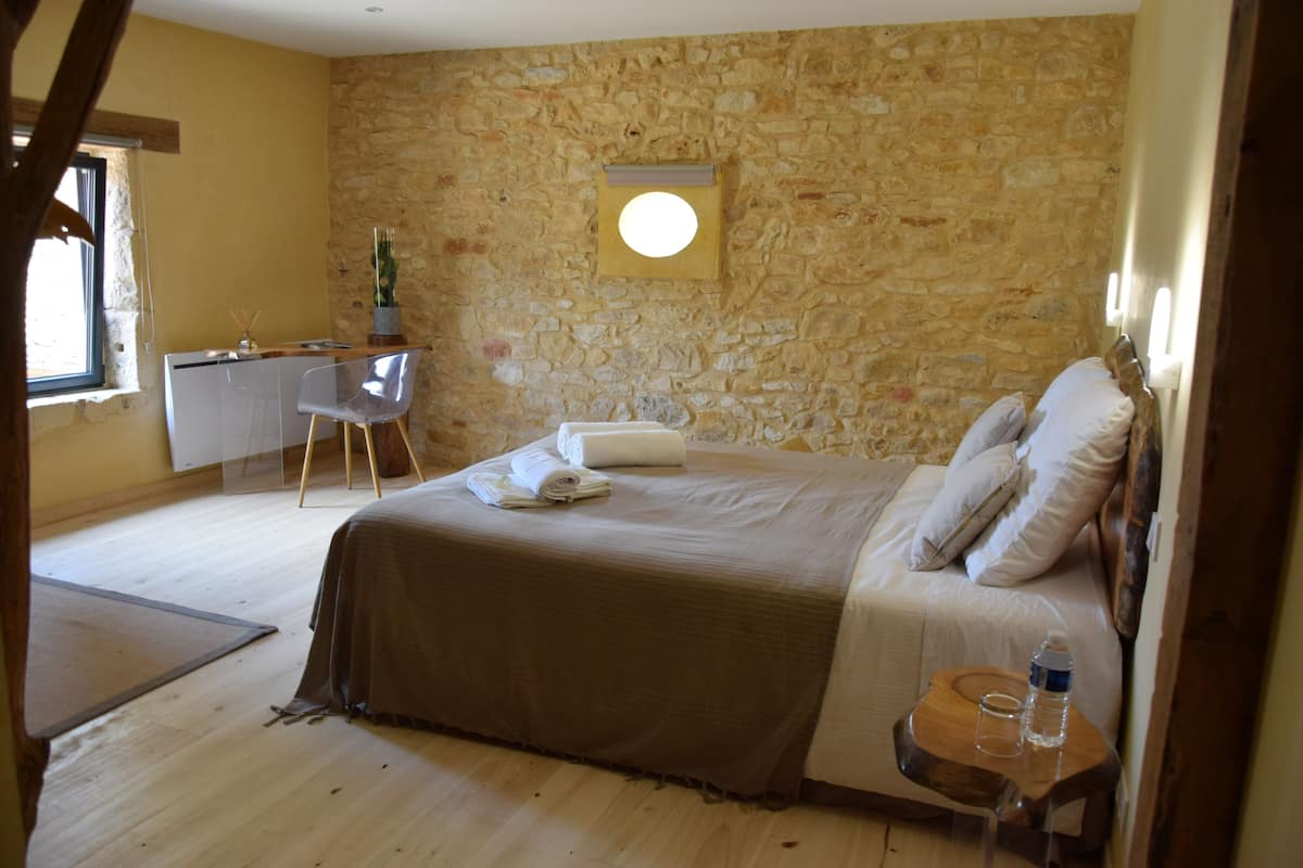 Double Room, 1 King Bed | Premium bedding, laptop workspace, blackout drapes, soundproofing