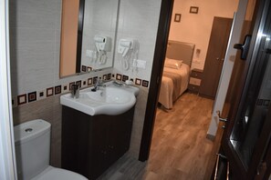 Comfort Double Room, 1 King Bed (3) | Bathroom | Shower, free toiletries, hair dryer, towels