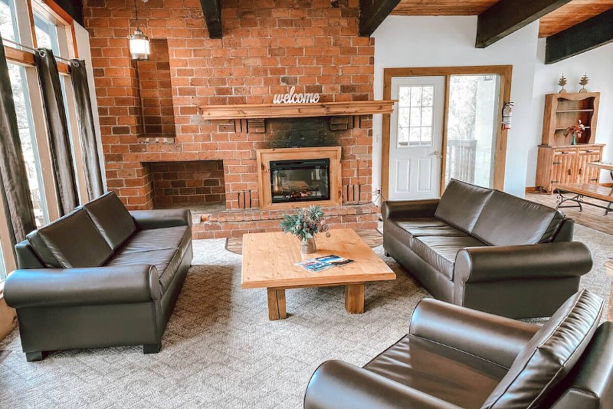 6 Bedroom Chalet w Hot Tub/Sauna 52/53/34 | Living area