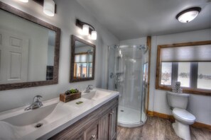 10 Bedroom Exe Chalet A8 | Badezimmer | Badewanne, kostenlose Toilettenartikel, Handtücher, Seife