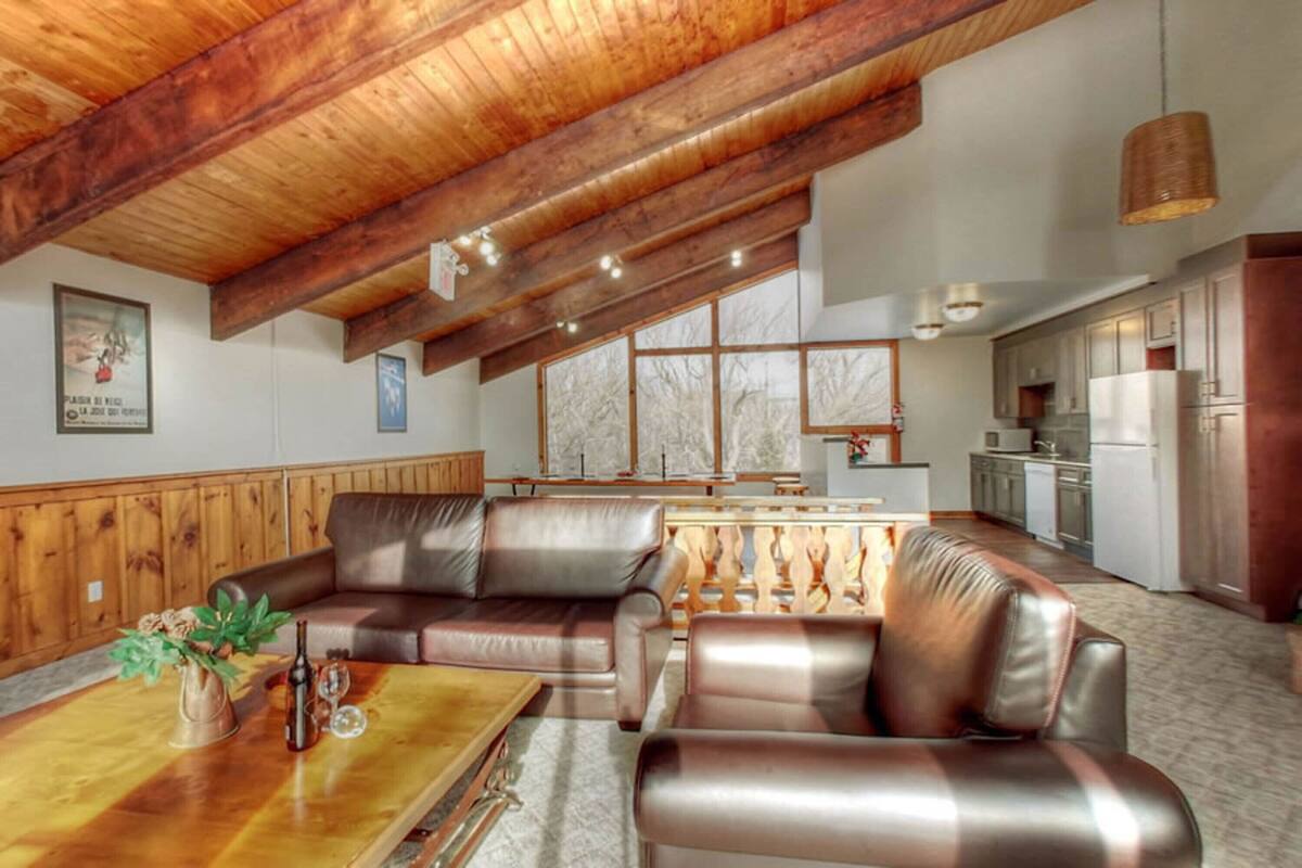 8 Bedroom Chalet w Hot Tub 13L/13R | Living room