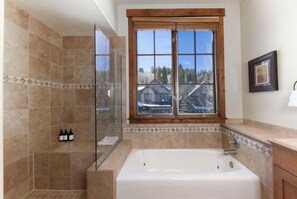 Shower, hair dryer, towels - Villa at Mountain Thunder: Ski-In, Walk to Town & Gondola, Pool, Hot Tub (Breckenridge)