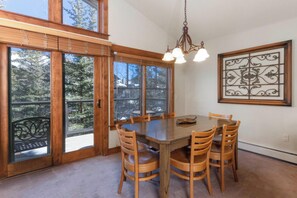 Dining - Villa at Mountain Thunder: Ski-In, Walk to Town & Gondola, Pool, Hot Tub (Breckenridge)