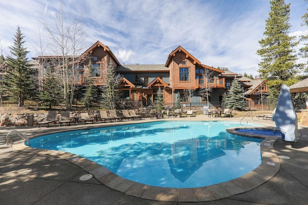 Una piscina cubierta, una piscina climatizada