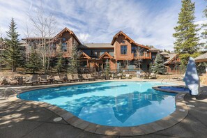 Een binnenzwembad, een verwarmd zwembad