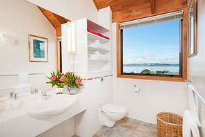 Free toiletries, hair dryer, towels - Te_Manaaki Cottage - A private and quiet Russell villa for two. (Russell)
