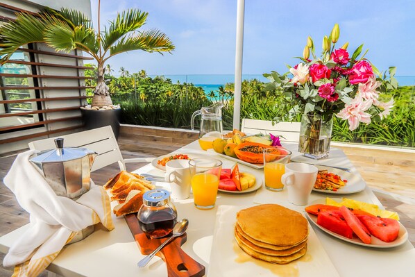 Outdoor dining - RIBERAMAR 5 star OCEAN VIEW PENTHOUSE W/ROOFTOP TERRACE, JACUZZI (Las Terrenas)