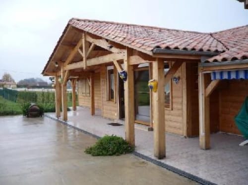 Belle maison en bois avec piscine.