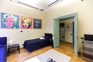 4 عدّة غرف نوم وخزنة داخل الغرفة ومكواة/لوح كي وواي فاي