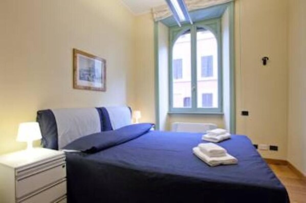 4 عدّة غرف نوم وخزنة داخل الغرفة ومكواة/لوح كي وواي فاي