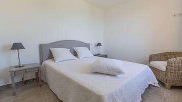 2 habitaciones, tabla de planchar con plancha, wifi y ropa de cama