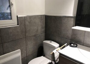 Dusche, kostenlose Toilettenartikel, Haartrockner, Handtücher