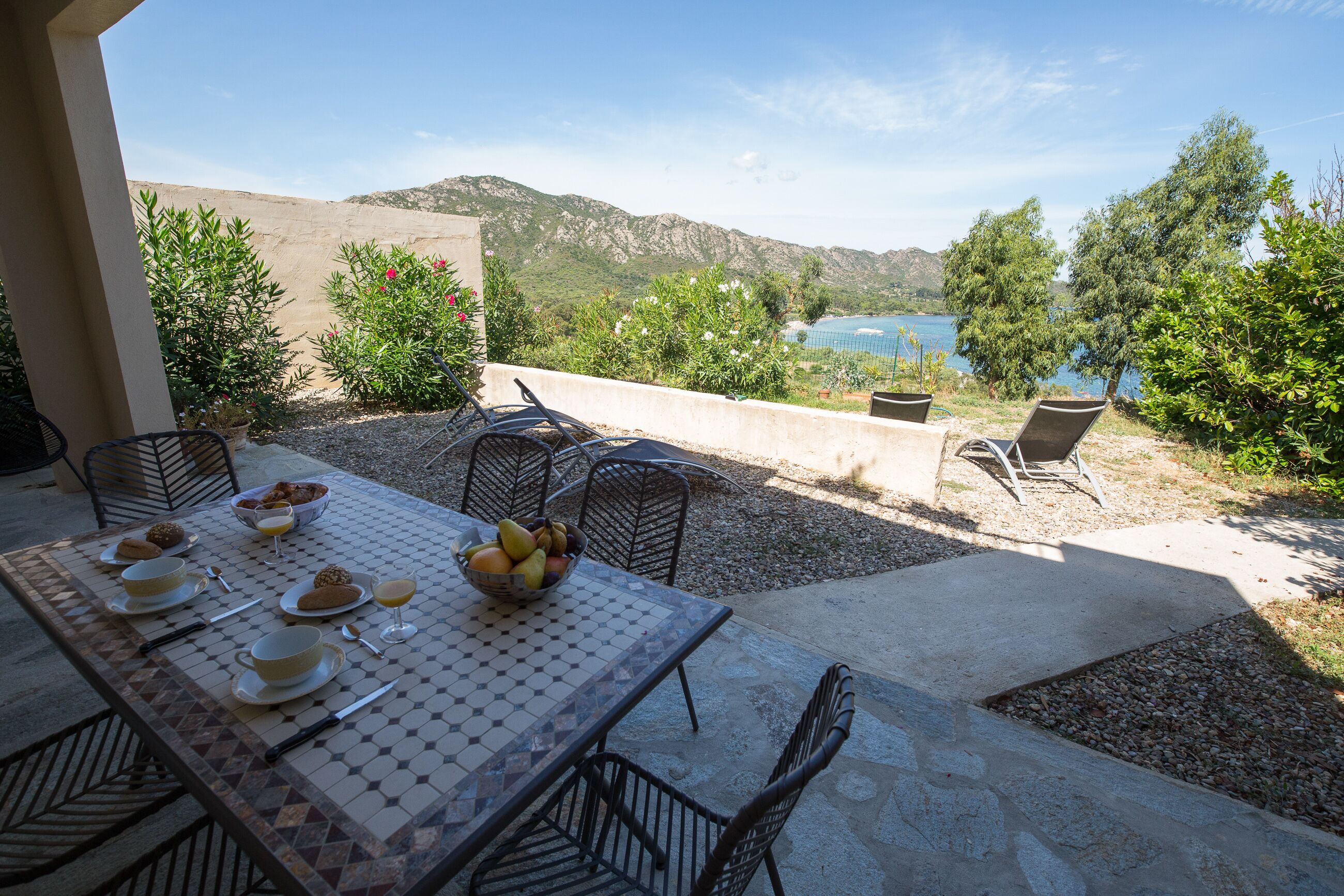 屋外ダイニングエリア