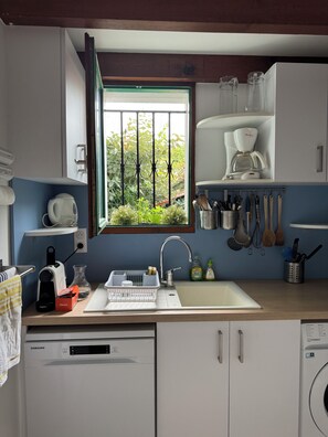 Fridge, microwave, oven, stovetop - House with garden, quiet, 10' walk from the main beach and 15' from Spain (Saint-Jean-De-Luz)