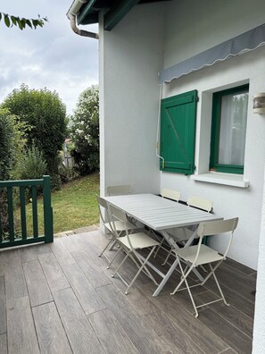 Outdoor dining - House with garden, quiet, 10' walk from the main beach and 15' from Spain (Saint-Jean-De-Luz)