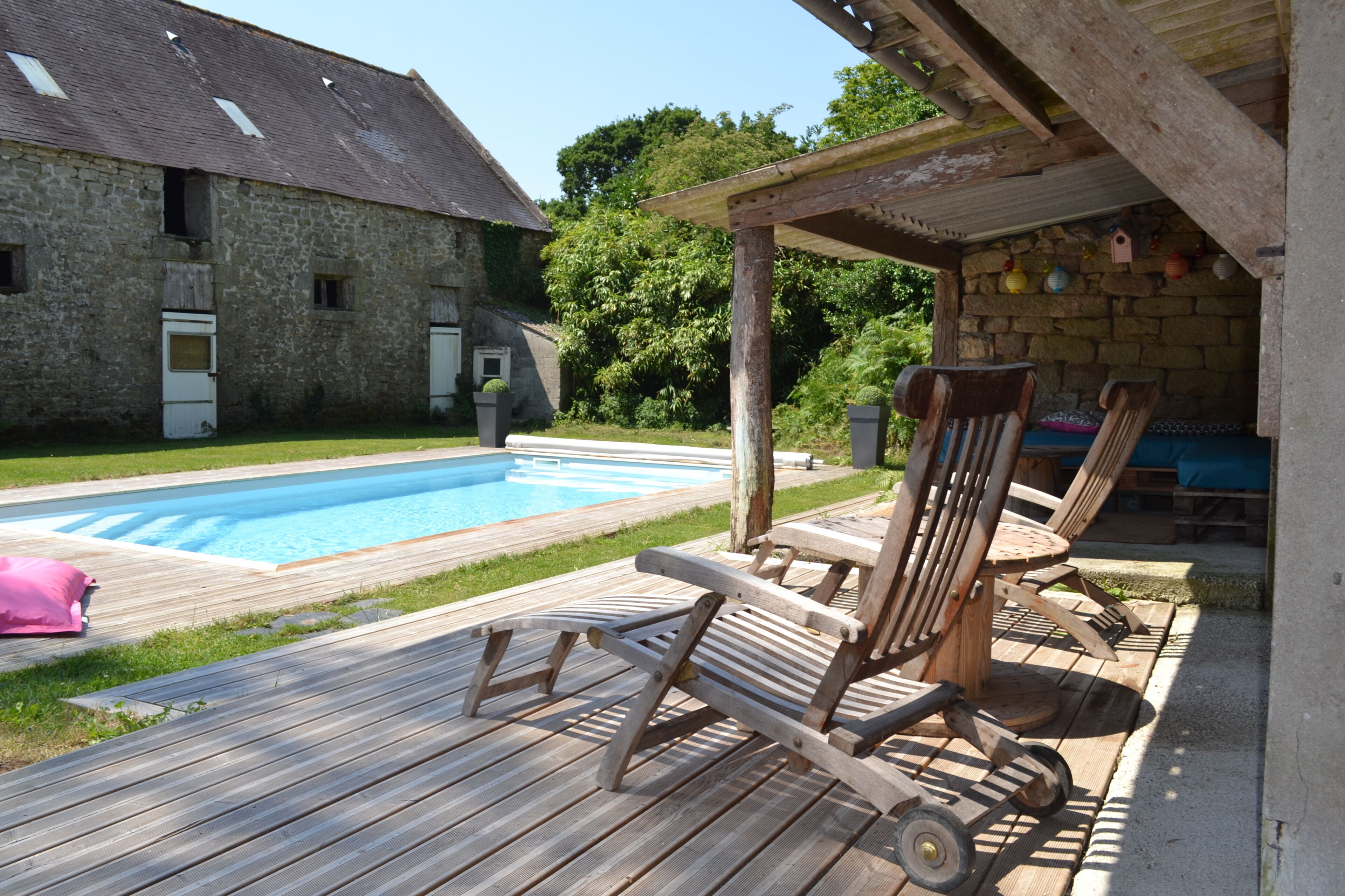 Een buitenzwembad en een verwarmd zwembad