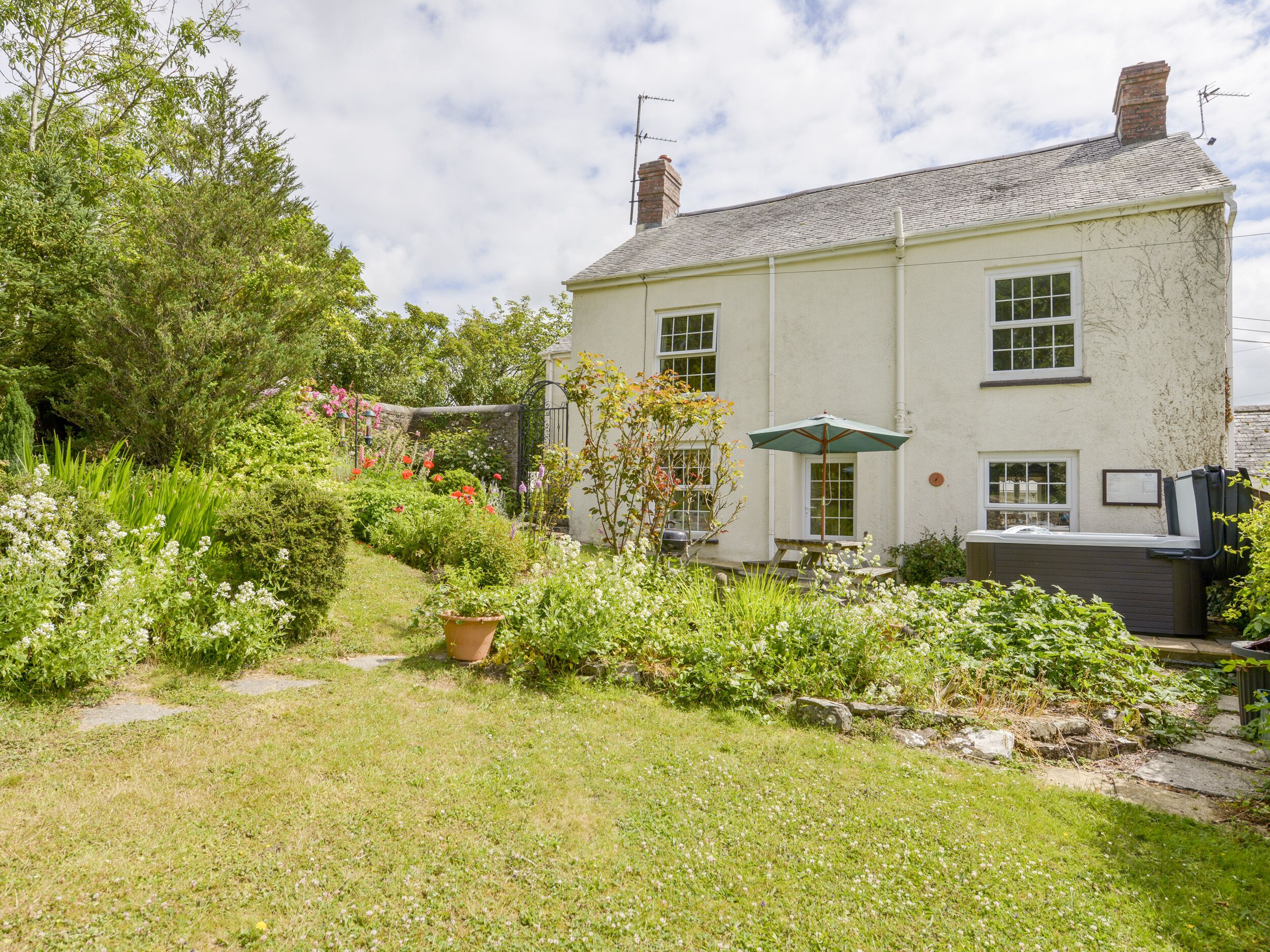 GARDEN COTTAGE, family friendly, with pool in Bideford